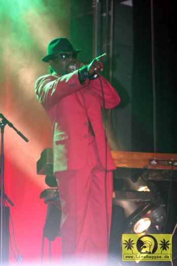 Roy Ellis (Jam) with Soulfood International 3. Dynamite Ska Festival - Werk II, Leipzig 03. Dezember 2005 (9).jpg